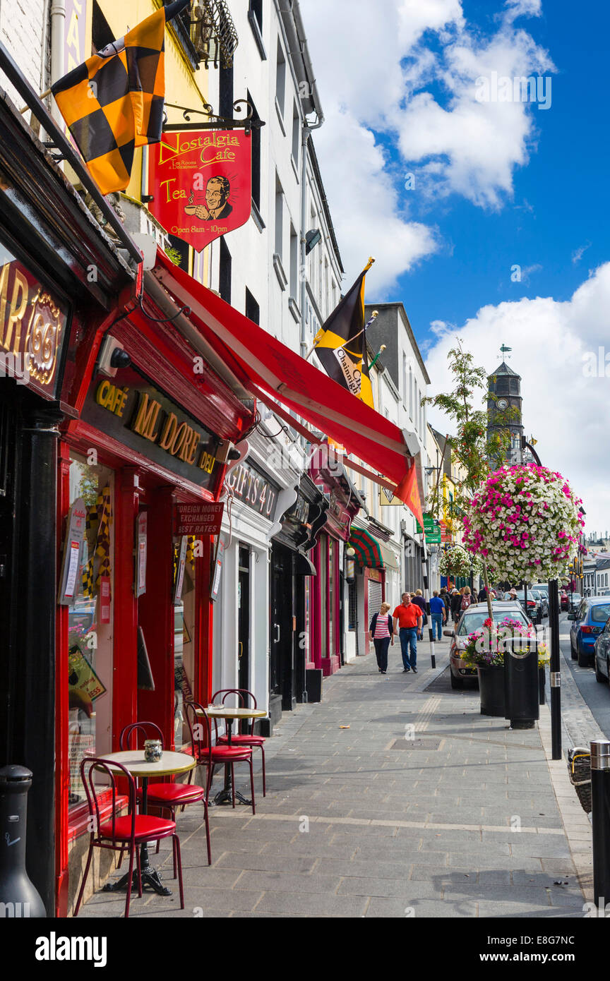 Tiendas y cafés en la calle alta en el centro de la ciudad, la ciudad de Kilkenny, condado de Kilkenny, República de Irlanda Foto de stock