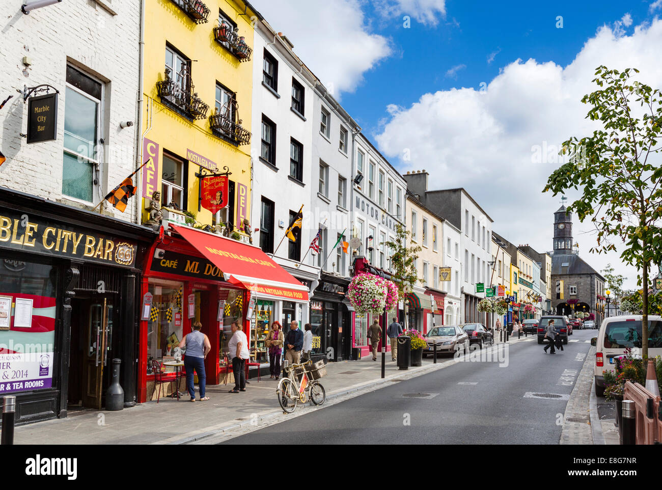 Tiendas de High Street en el centro de la ciudad, la ciudad de Kilkenny, condado de Kilkenny, República de Irlanda Foto de stock