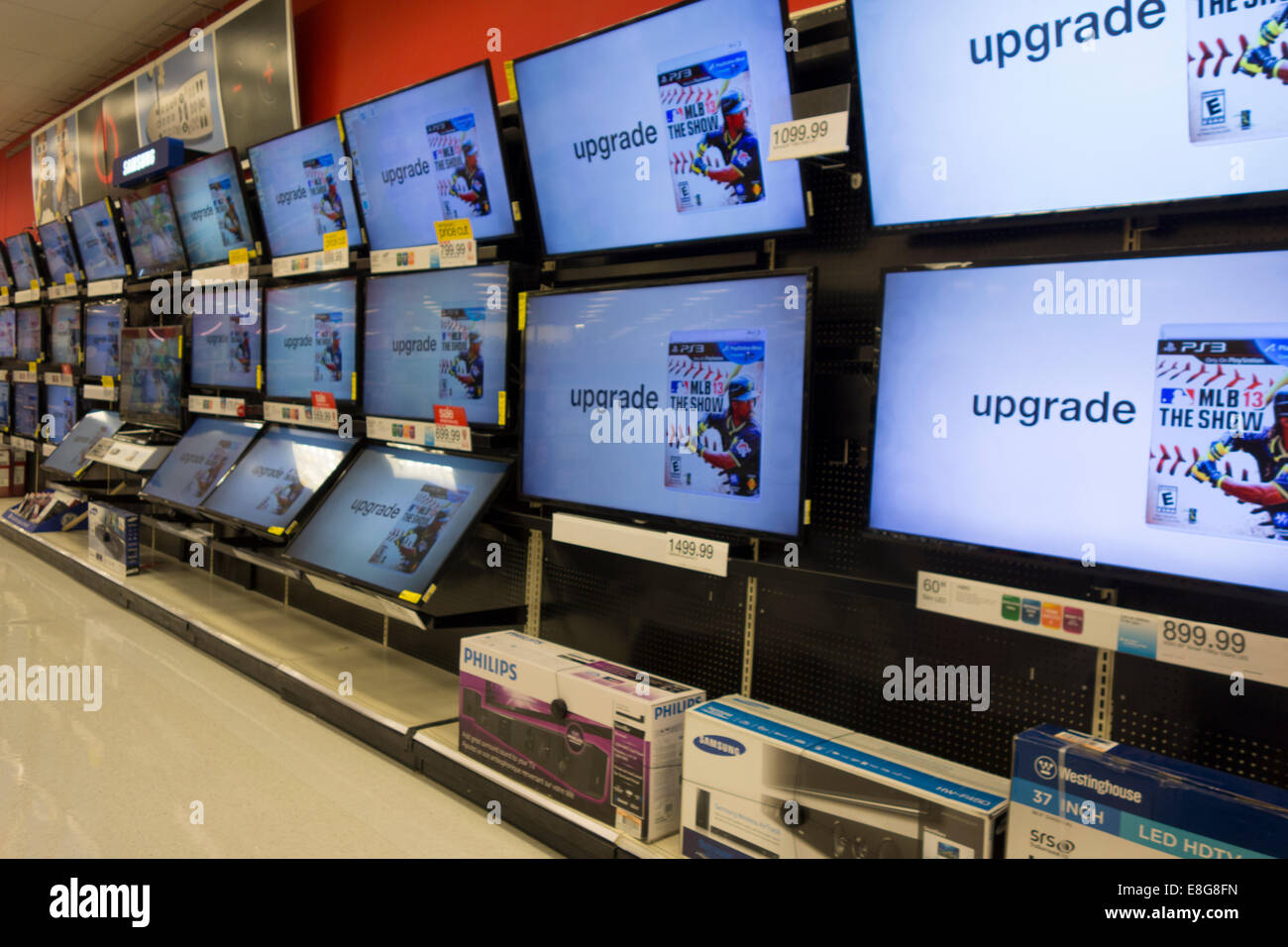 Televisores de pantalla grande para la venta en el almacén de destino  Fotografía de stock - Alamy