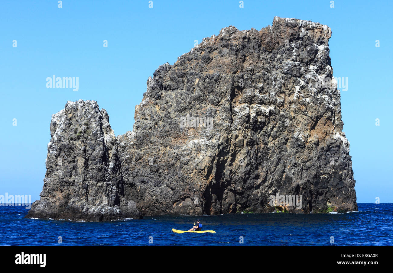 Kayakista en Parque Nacional de las Islas Channel Foto de stock