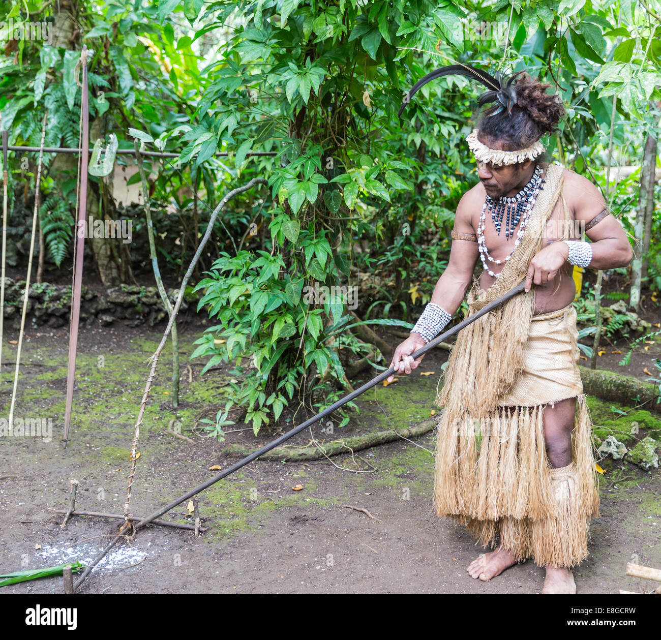 Guía de melanesios demostrando la vida tradicional y trampas para animales en Vila, Vanuatu. Foto de stock