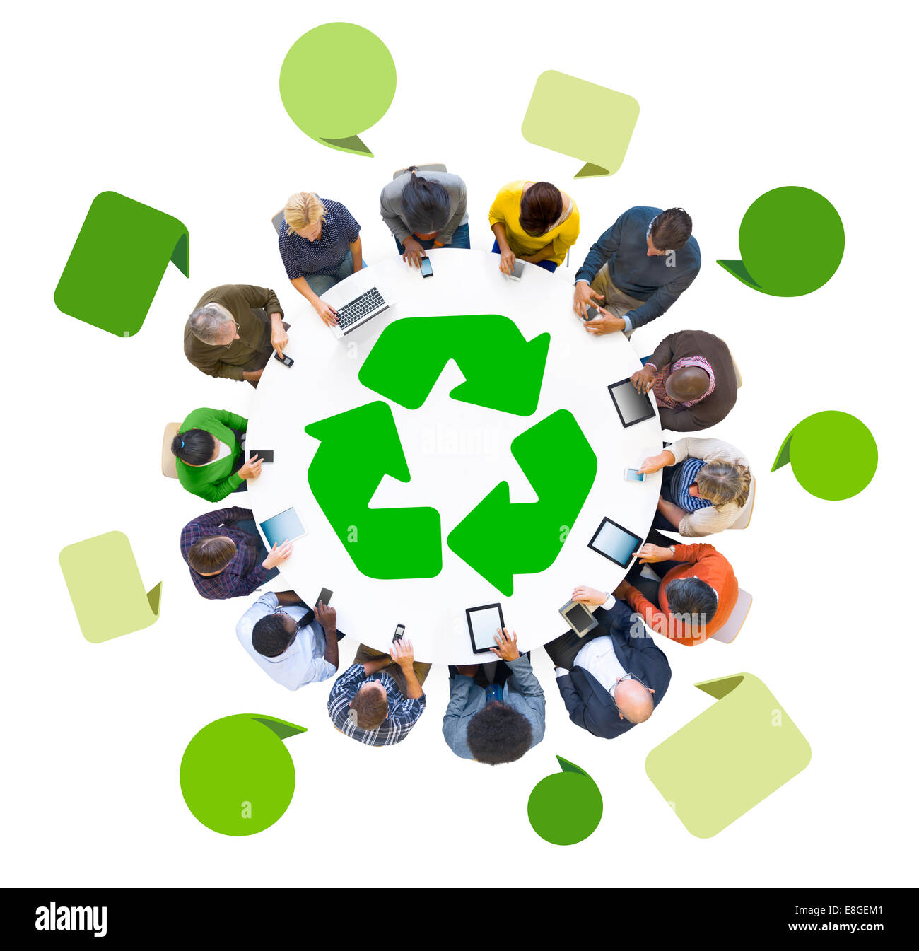 Grupo de personas a través de dispositivos digitales con símbolo de reciclado Foto de stock