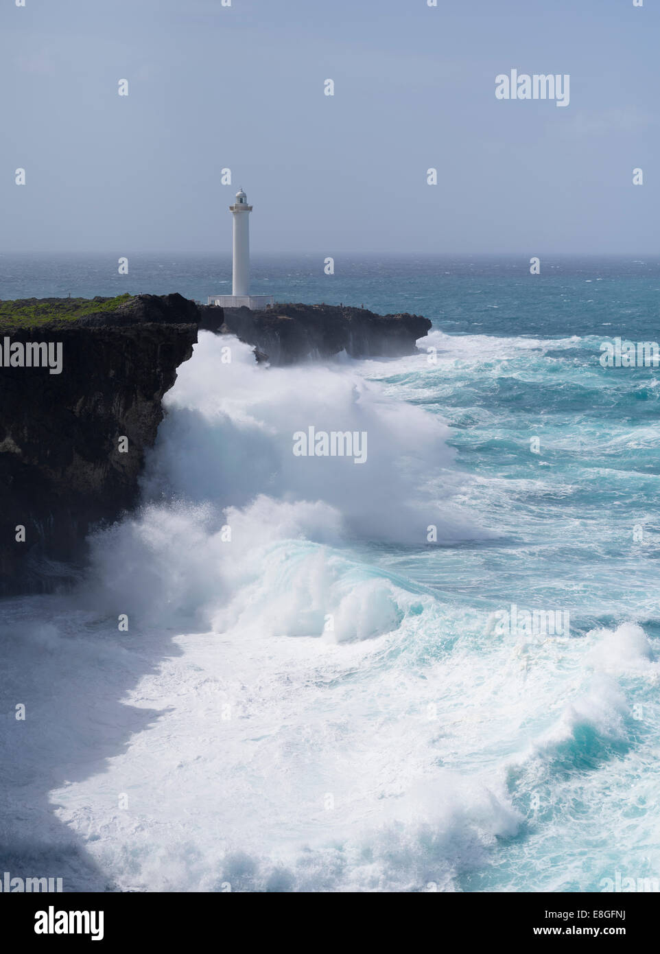 Cabo Zanpa - Tifones traen periódicamente el mar embravecido, las olas altas, el viento y la lluvia a Okinawa, Japón Foto de stock