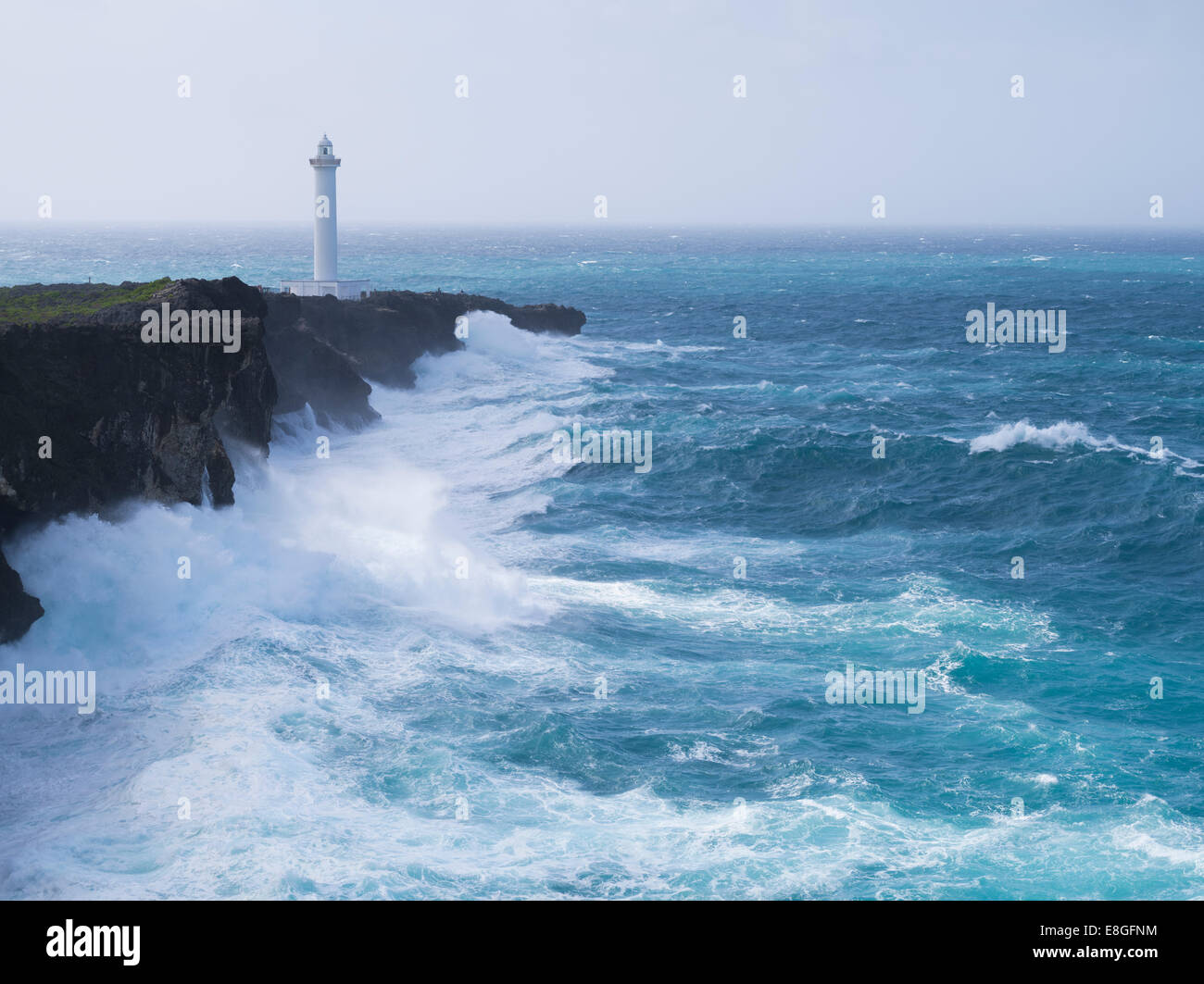 Cabo Zanpa - Tifones traen periódicamente el mar embravecido, las olas altas, el viento y la lluvia a Okinawa, Japón Foto de stock