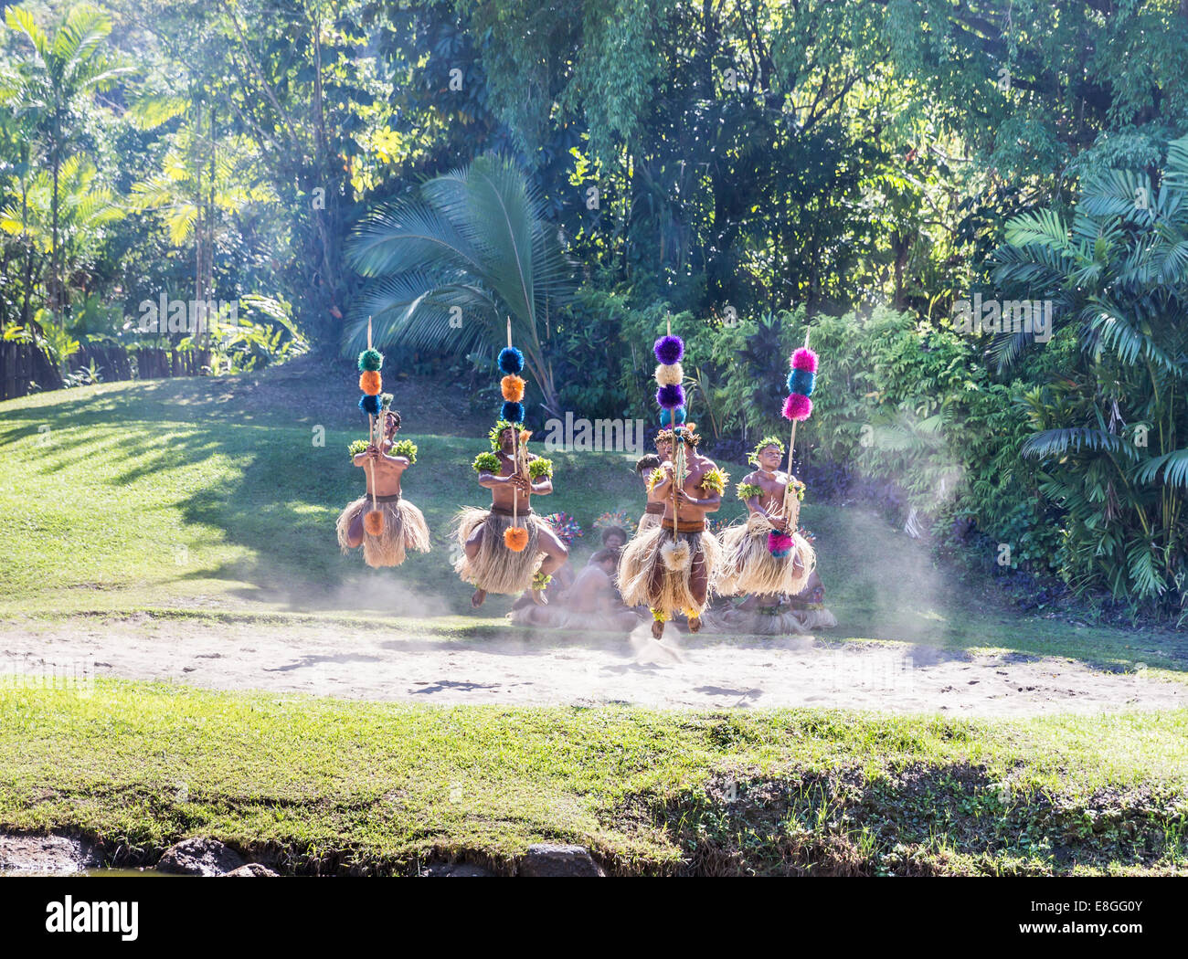 Bailarines tradicionales saltar en el aire en Fiji. Foto de stock