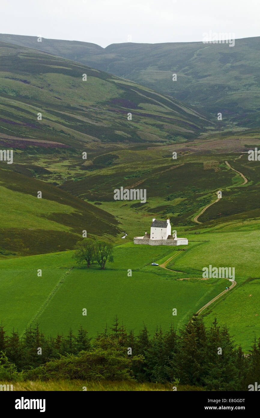 Corgarff Castle, casa torre del siglo XVI situado entre verdes colinas y páramos en el Parque Nacional de Cairngorms, Escocia Foto de stock