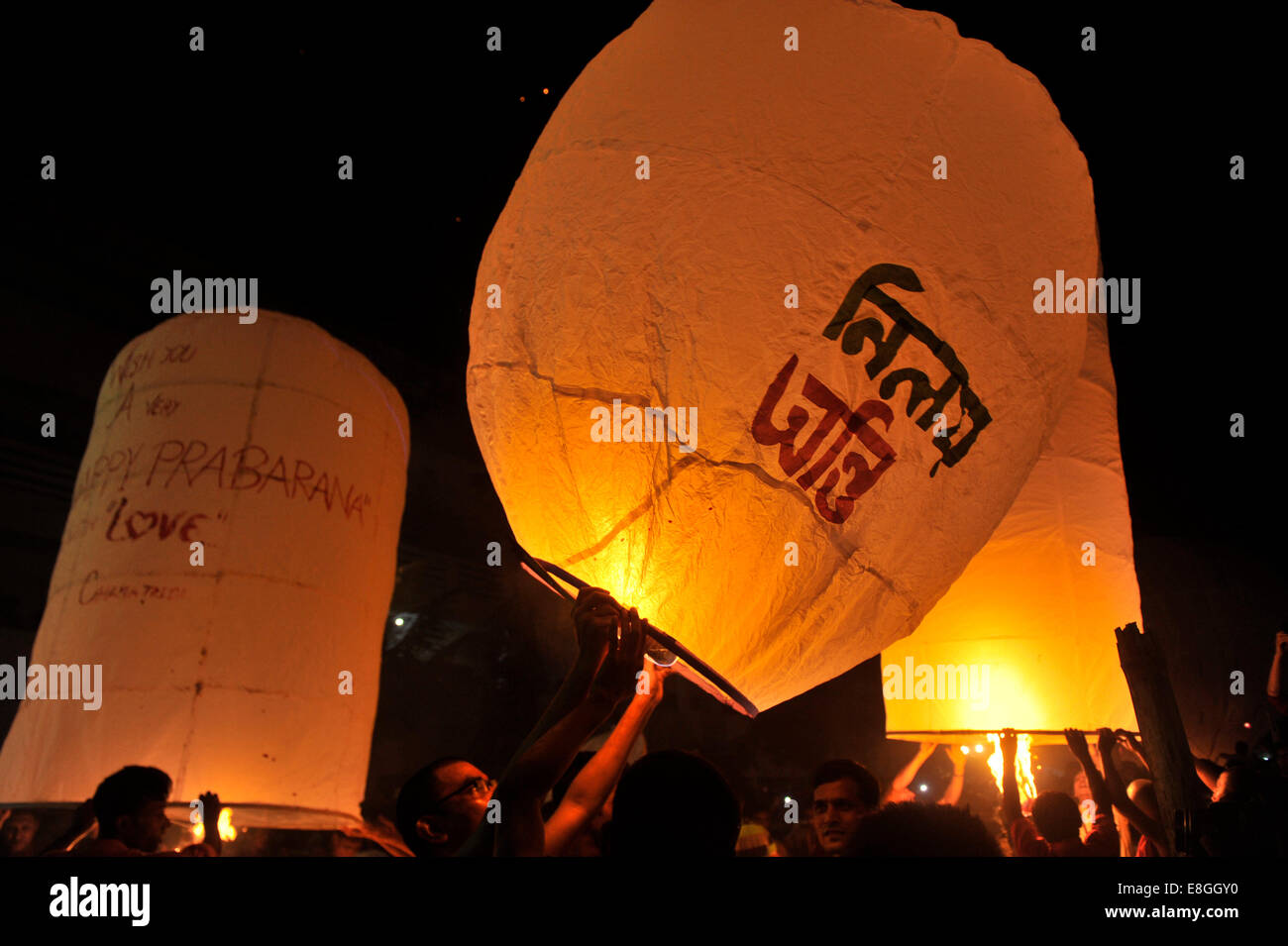 Las personas que vuelan Buda globos de fuego o 'fanush' durante el  'Probarona Dharmarazik Buddha Purnima' en Bihar, Bashabo en Dhaka.  Probarona Purnima es uno de los mayores festivales de la Comunidad