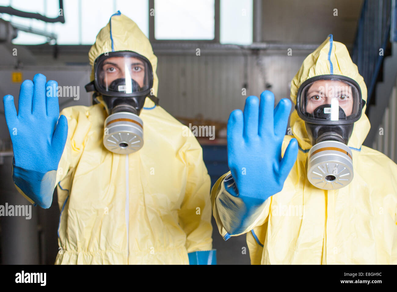 Alarma de ébola - dos socorristas prohibir el acceso de los equipos de protección personal (PPE) Foto de stock
