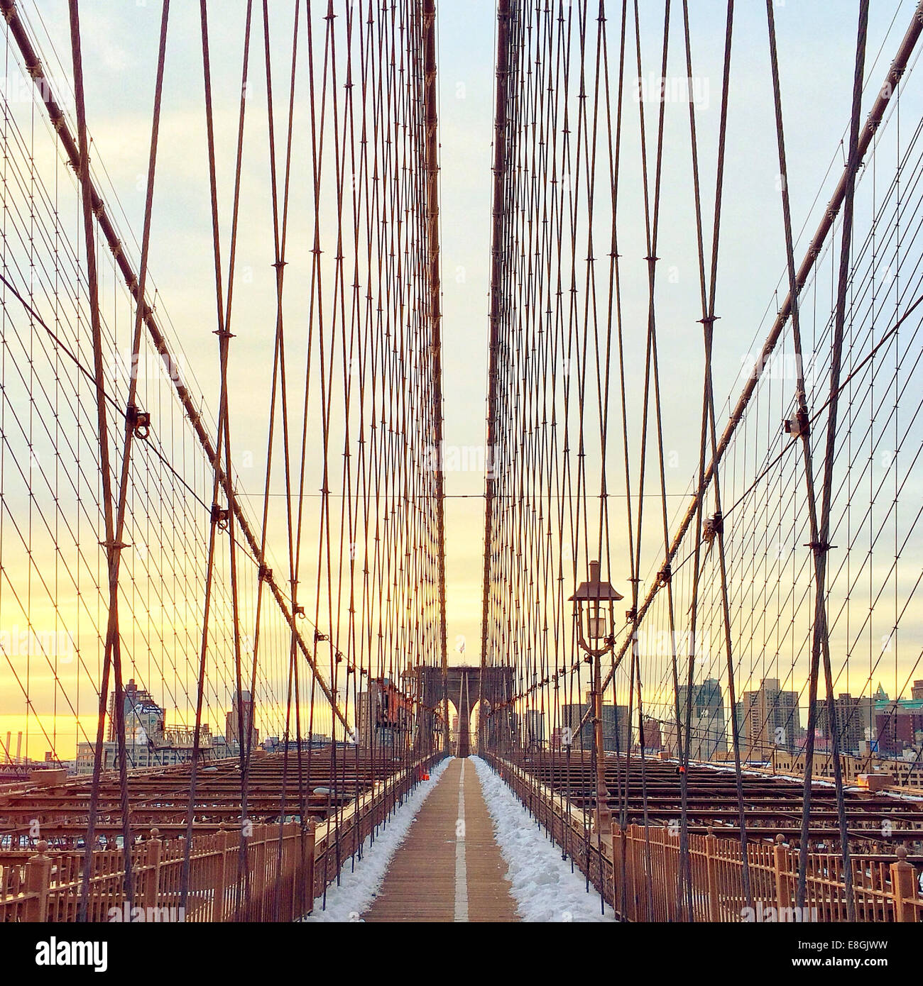 Puente de Brooklyn al atardecer, Nueva York, Estados Unidos Foto de stock