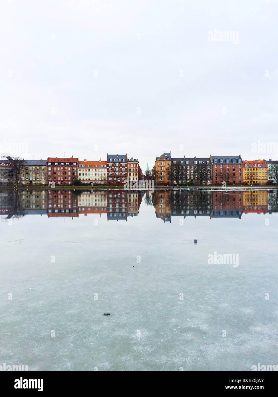 Reflejo de casas multicolores en el lago, Pebegle Dossering, Copenhague, Dinamarca Foto de stock