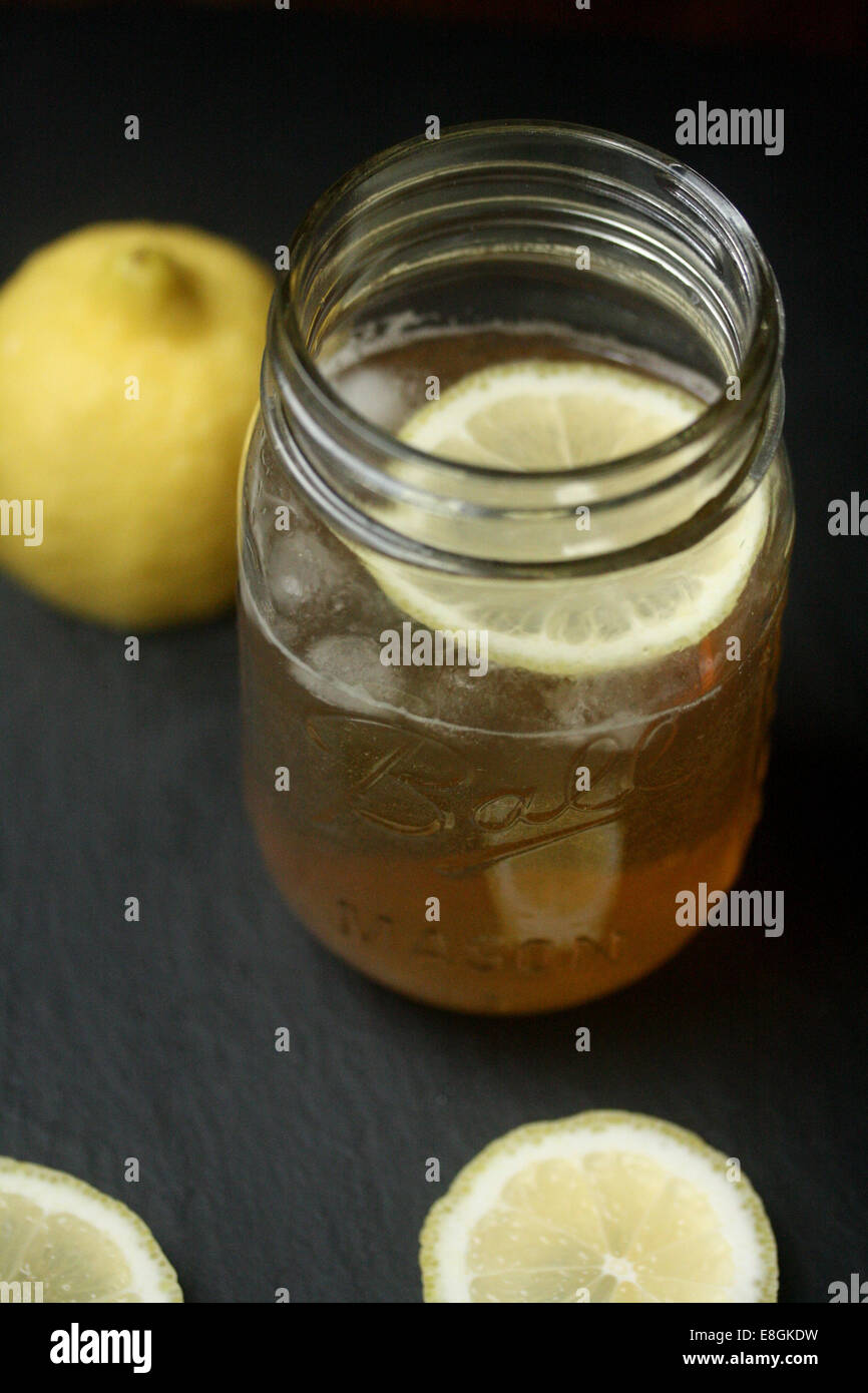 Bourbon, limón y agua tónica Cóctel Foto de stock
