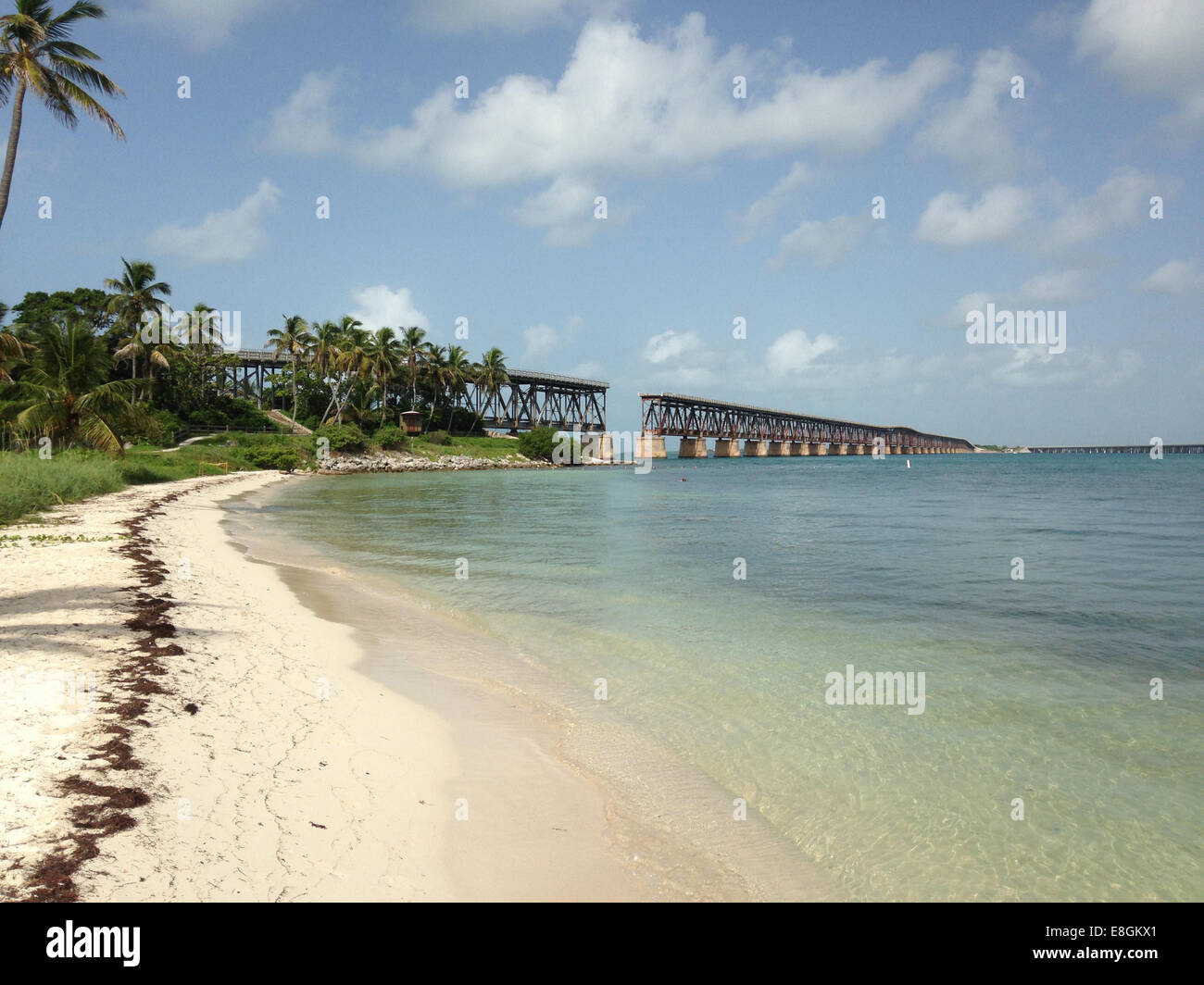 Playa tropical y antiguo Flagler Railway, Bahía Honda Key, Florida Keys, Florida, Estados Unidos Foto de stock