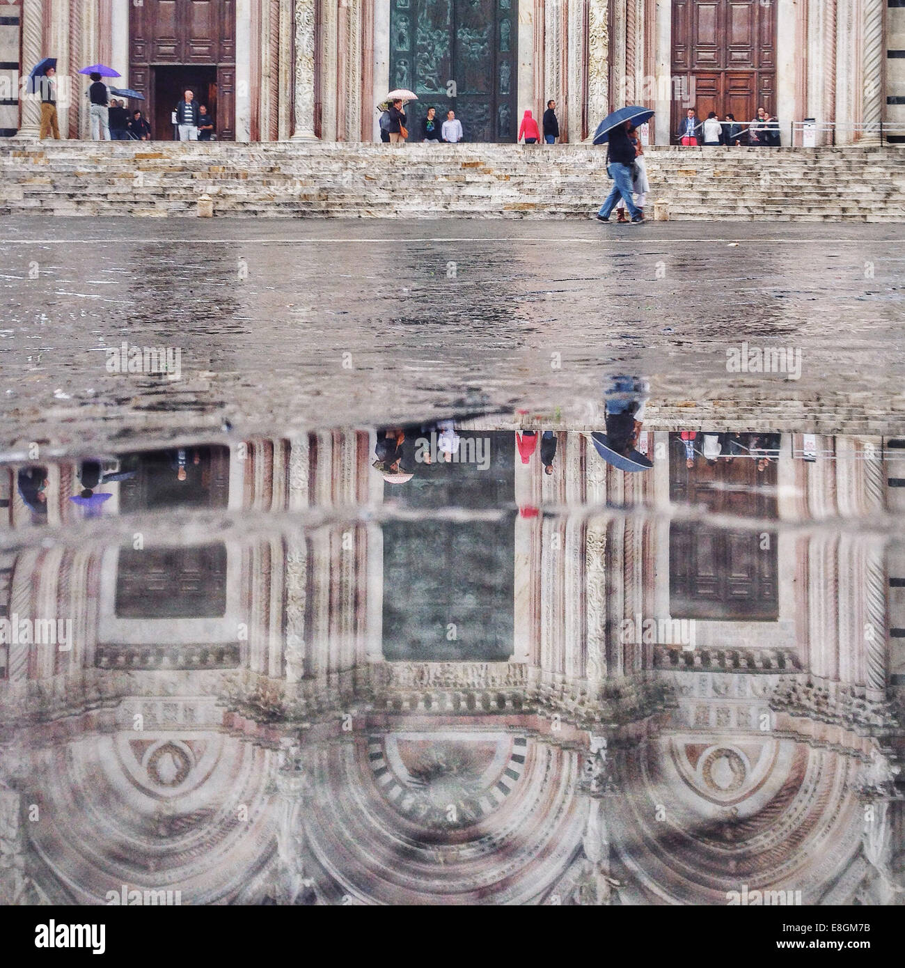 Italia, Toscana, Siena, la catedral refleja en charco Foto de stock