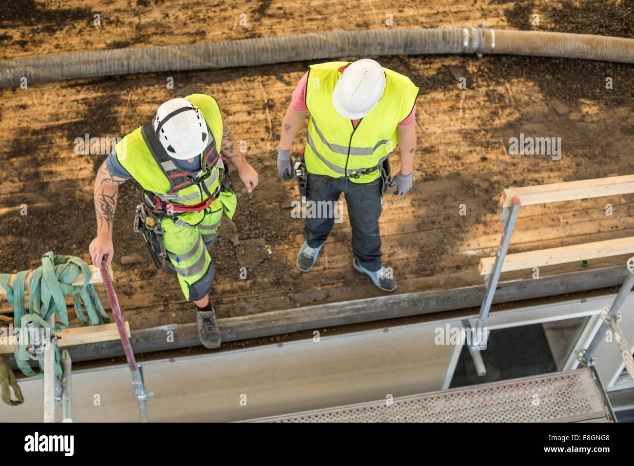 Un alto ángulo de vista de los trabajadores manuales en construcción Foto de stock