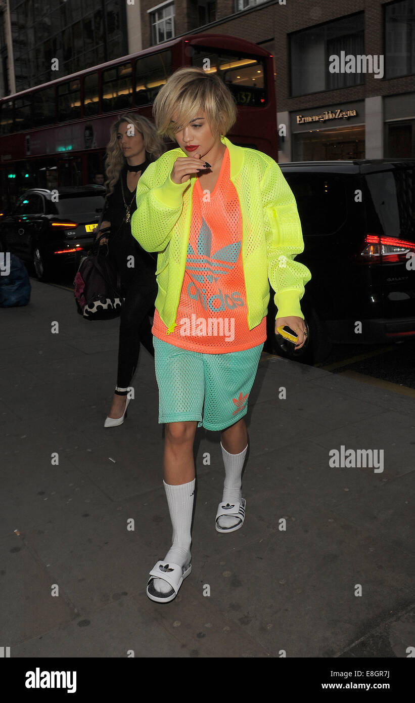 Rita Ora deja sus oficinas de administración y jefes de Sloane Street para  ir de compras. Ora normalmente llevaba un traje Adidas extravagantes,  compuesto de una chaqueta de neón, naranja camiseta verde,