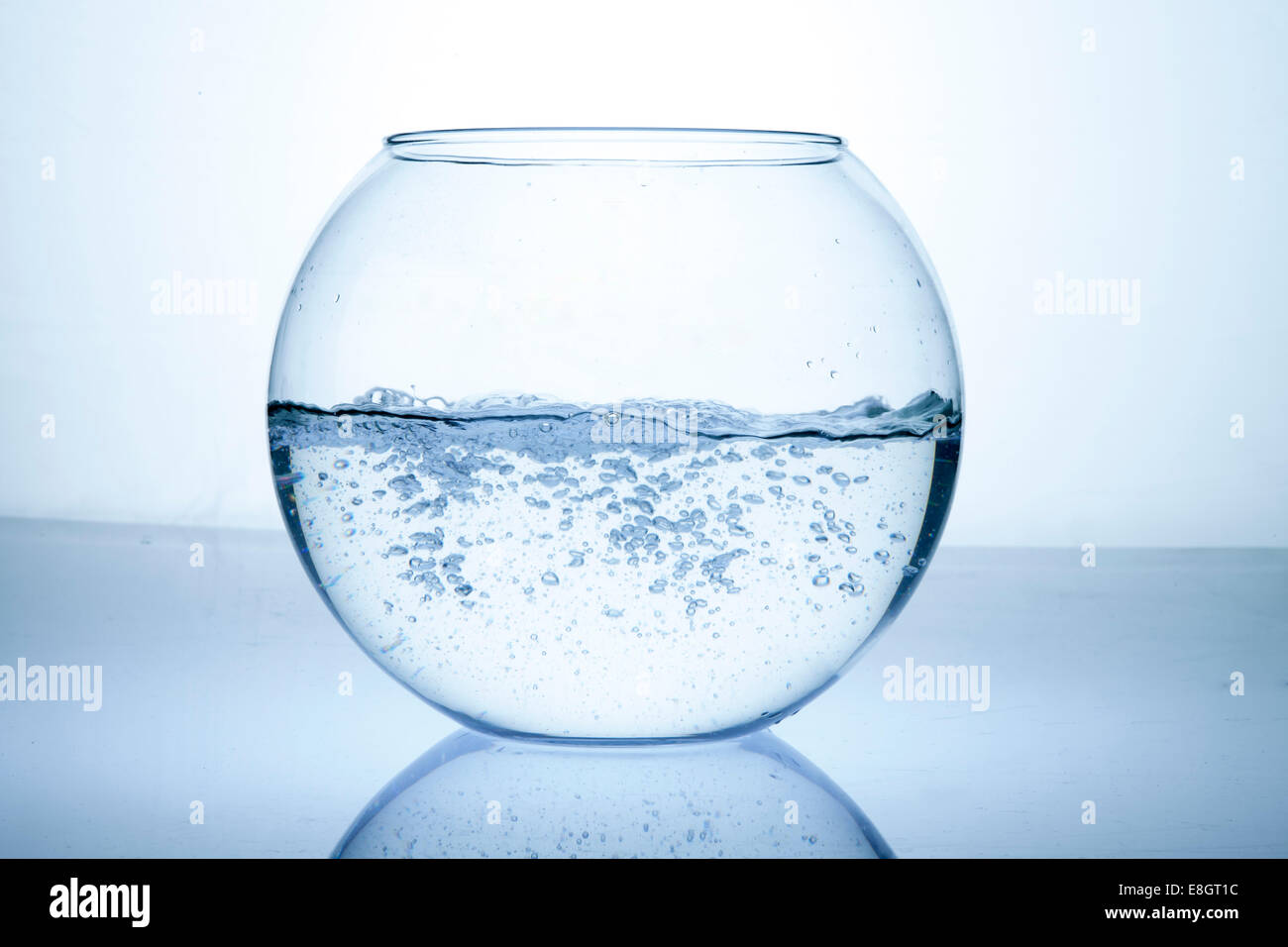 Despertar pronunciación líder Recipiente con burbujas de agua Fotografía de stock - Alamy