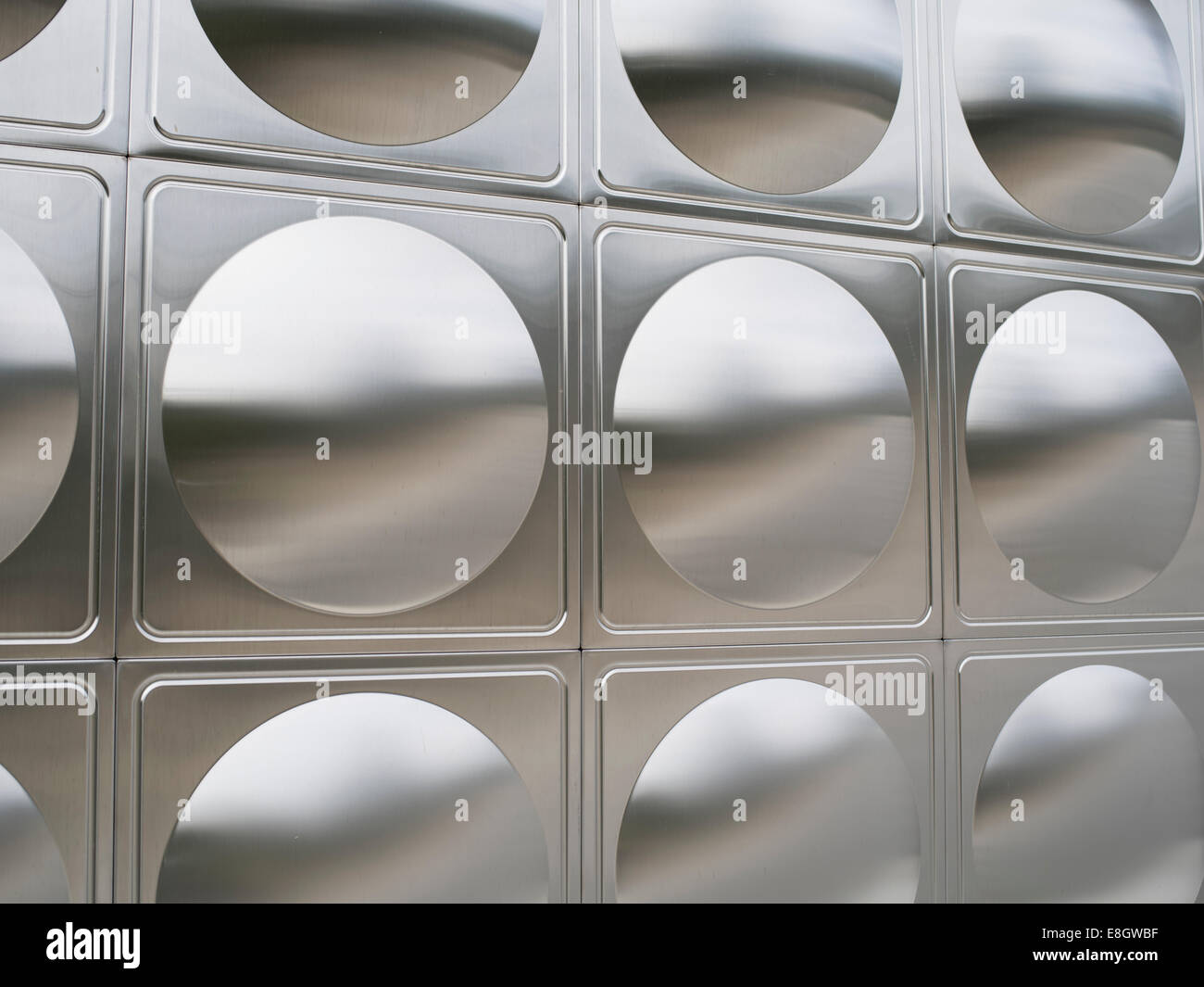Exterior de aluminio para el tanque de almacenamiento de agua. Diseño Industrial. Naoshima, Japón. Foto de stock