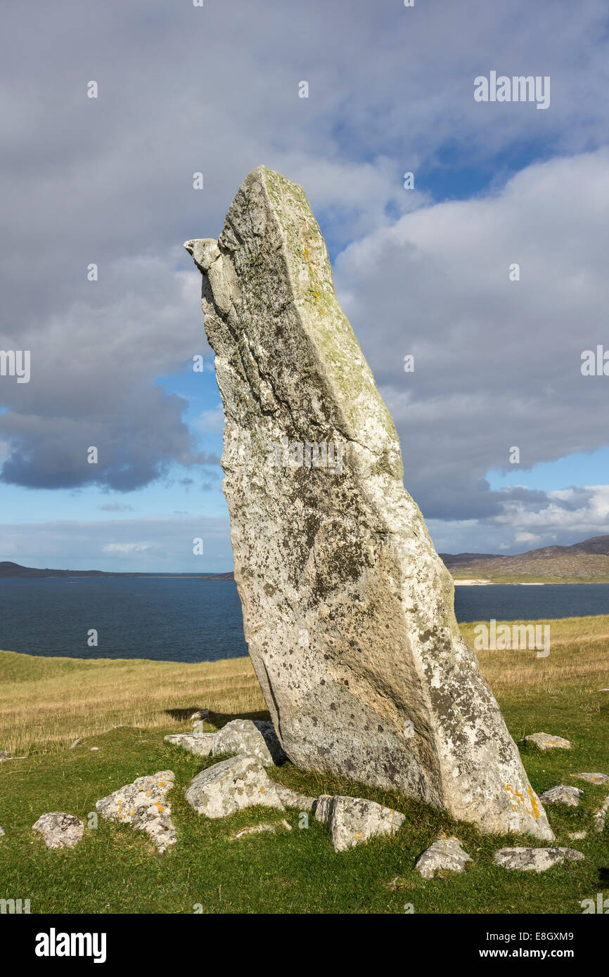 El Mhic Clach Leoid piedra permanente también conocido como la piedra Nisabost MacLeod, Isle of Harris Hebrides de Escocia UK Foto de stock