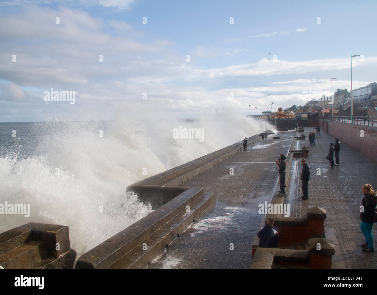 Bridlington, Inglaterra, 10 de agosto: personas de pie junto a grandes olas, mientras Stormy weather bateadores el litoral 10 de agosto: 201 Foto de stock