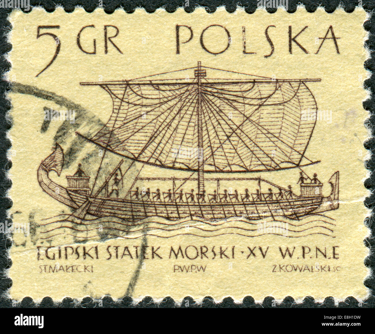Sello impreso en Polonia, muestra el egipcio antiguo buque marítimo, bajorrelieve de Deir el-Bahari Foto de stock