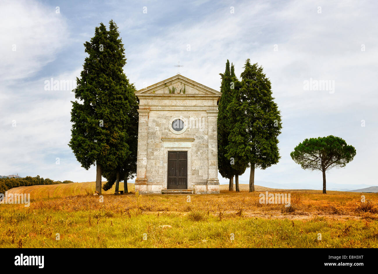Capella Di Vitaleta, en el campo entre San Quirico y Pienza en Val d' Orcia Toscana Foto de stock