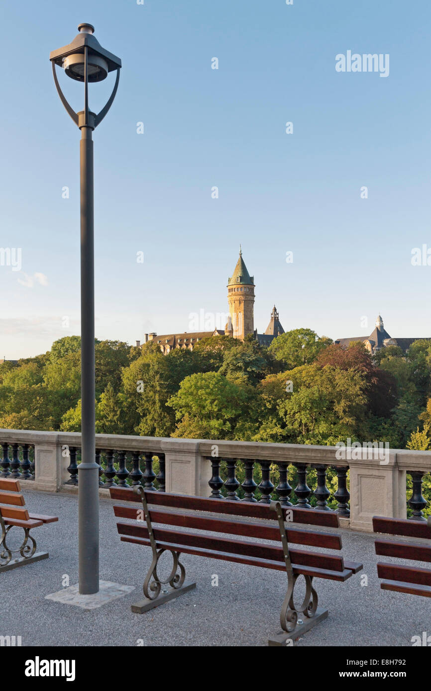 Luxemburgo, ciudad de Luxemburgo, vista a Musee de la Banque, Torre Foto de stock