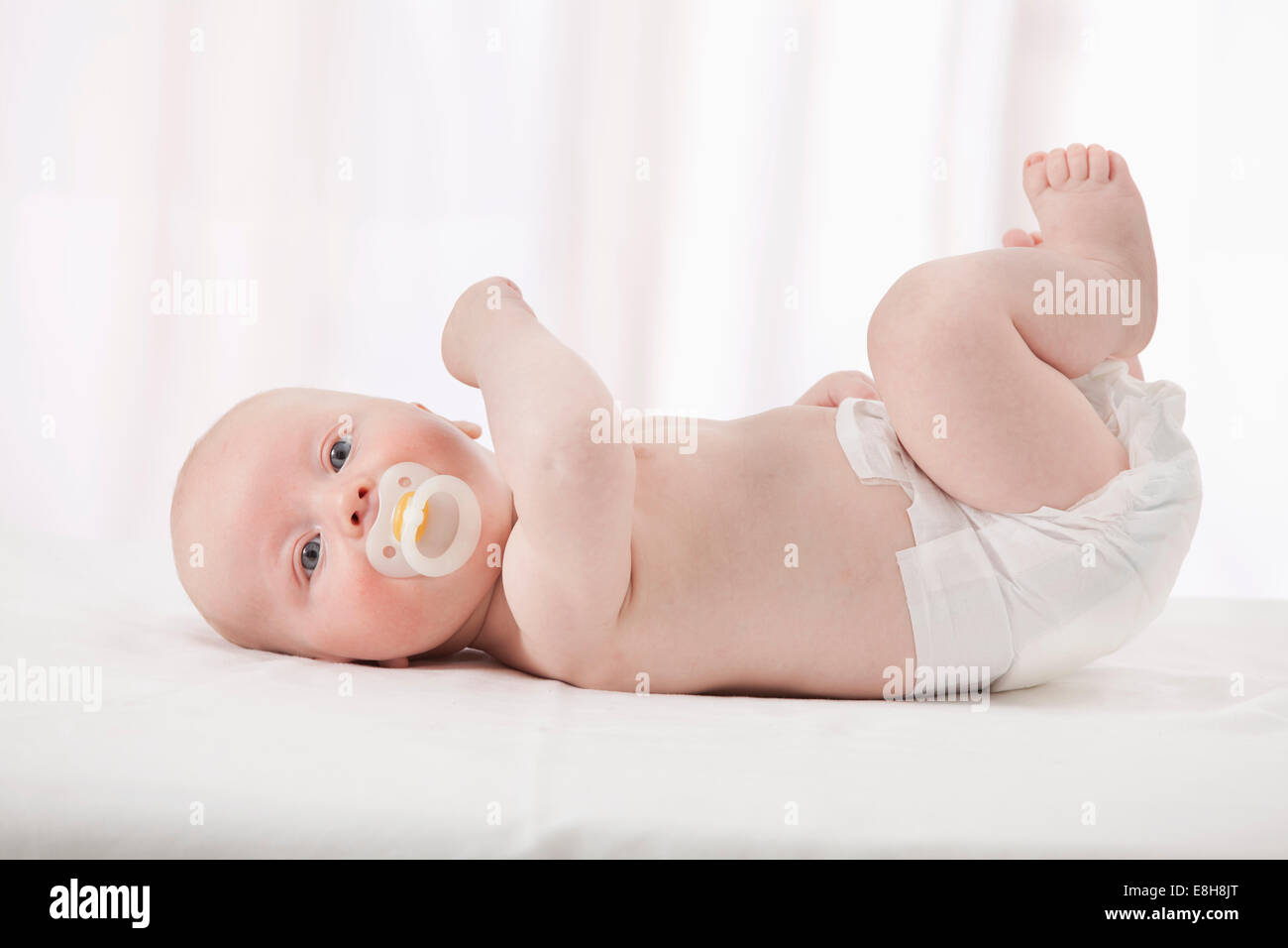 Munich, Alemania (2-5 meses) Baby Boy con maniqu? Foto de stock