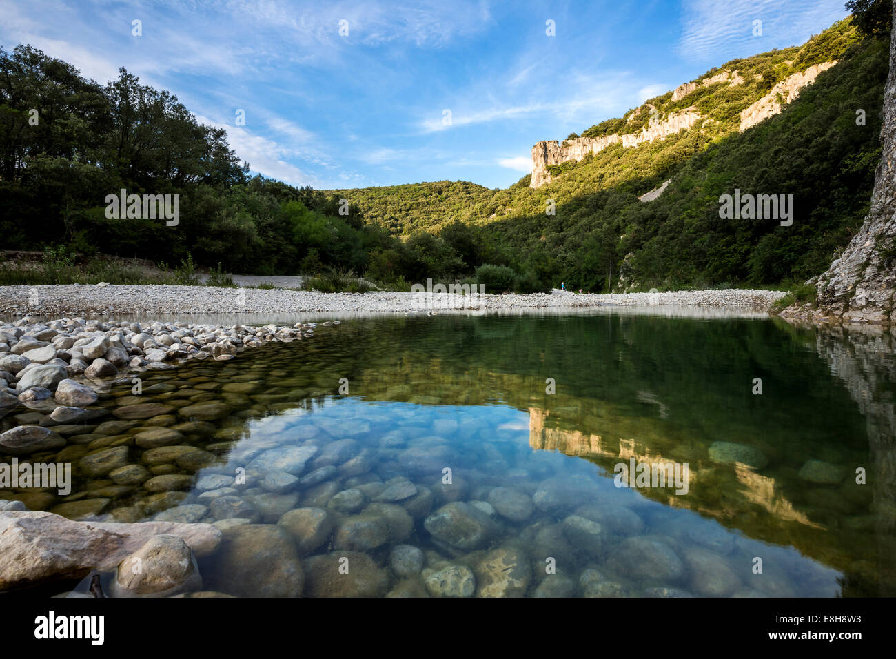 Francia, Ródano-Alpes, río Ibie en Gorges de l'Ardèche, Reserva Natural Foto de stock