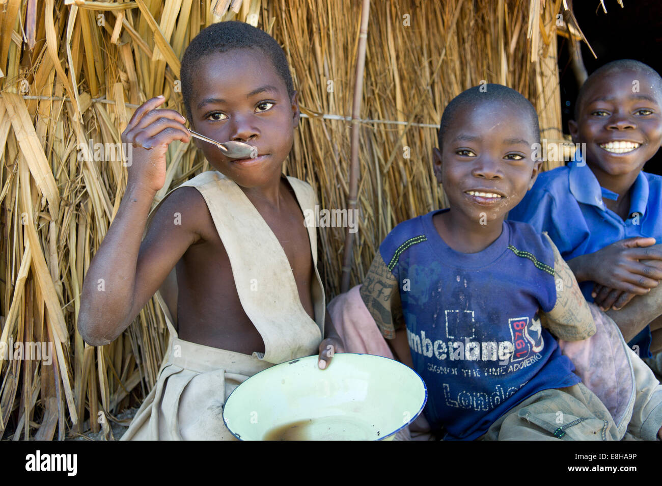 Niños en una aldea de pescadores en Zambia disfruta de un caldo para el desayuno. Foto de stock