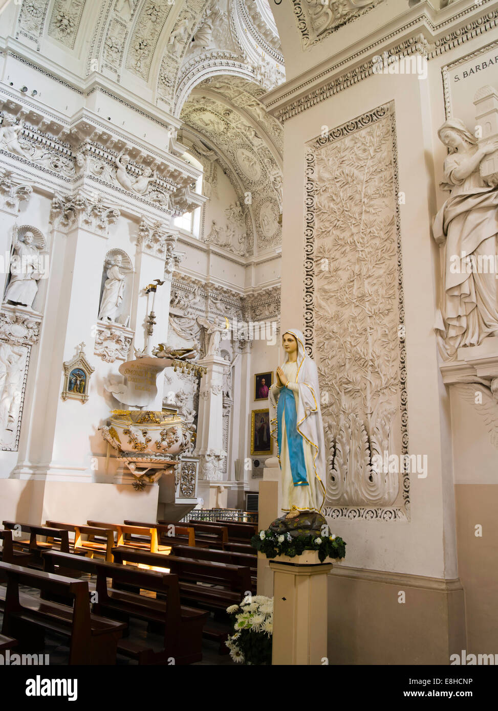 Vista interior de la Basílica de San Pedro y san Pablo ChurchŠv. apaštalų Petro ir Povilo bažnyčia, en Vilnius, Lituania Foto de stock