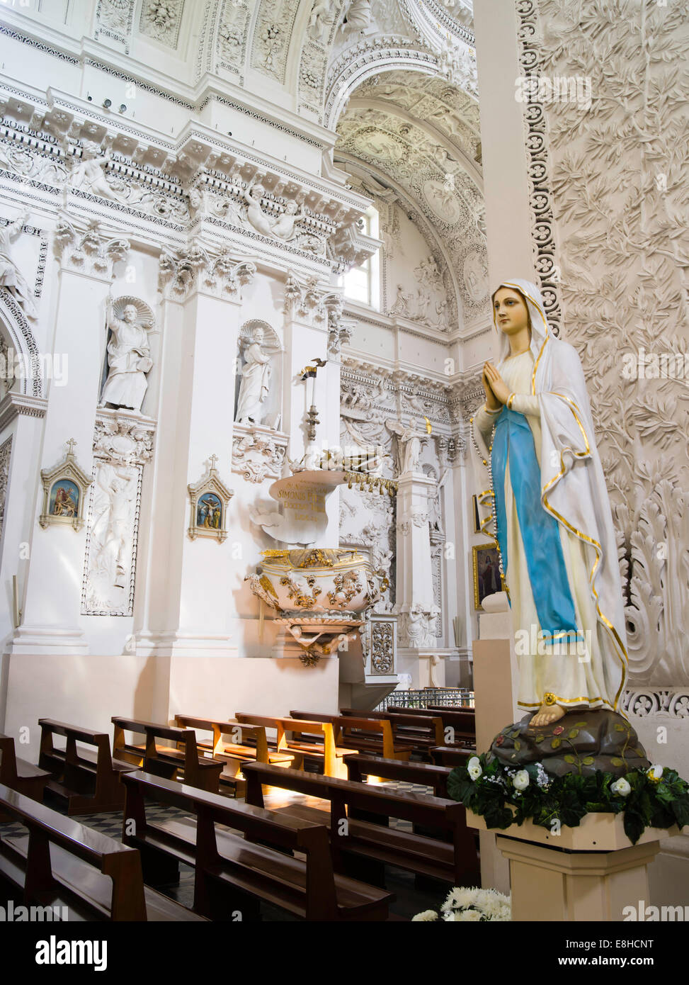 Vista interior de la Basílica de San Pedro y san Pablo ChurchŠv. apaštalų Petro ir Povilo bažnyčia, en Vilnius, Lituania Foto de stock