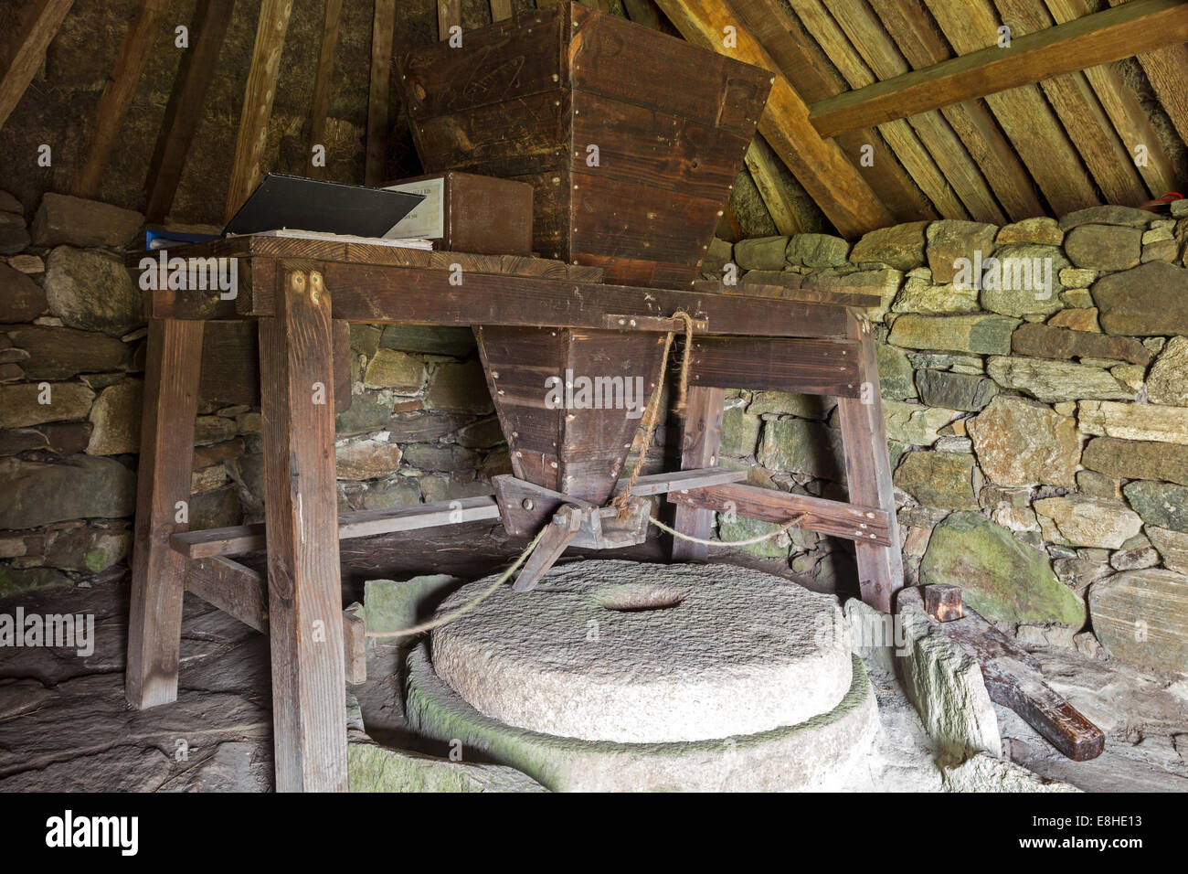 Interior del molino reconstruido Norse, Shawbost Isle of Lewis Hebrides de Escocia UK Foto de stock