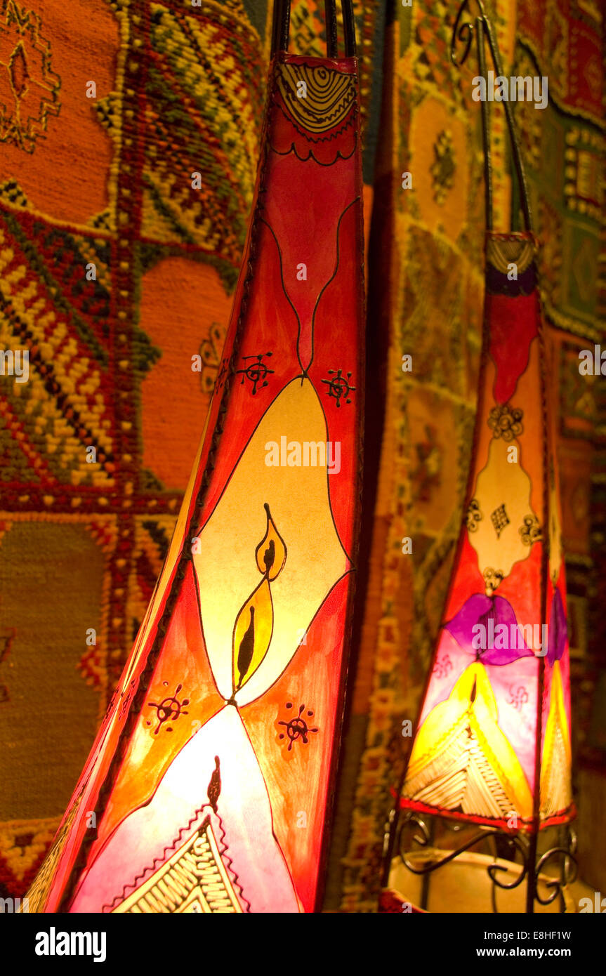 Vertical cerca de lámparas decorativas a la venta en los zocos de Marrakech. Foto de stock