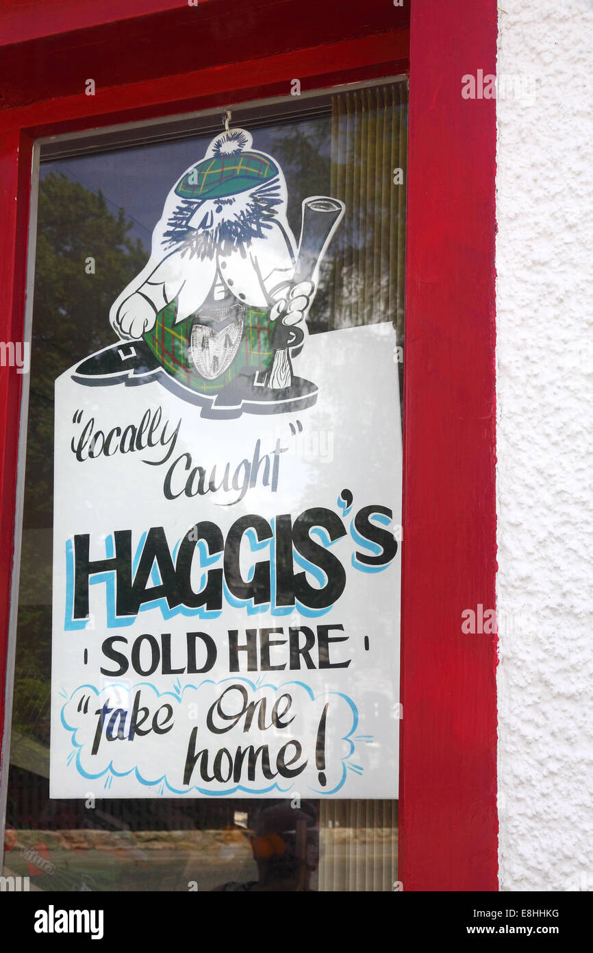Gracioso publicidad signo haggis capturados localmente en la carnicería, Braemar, Escocia Foto de stock