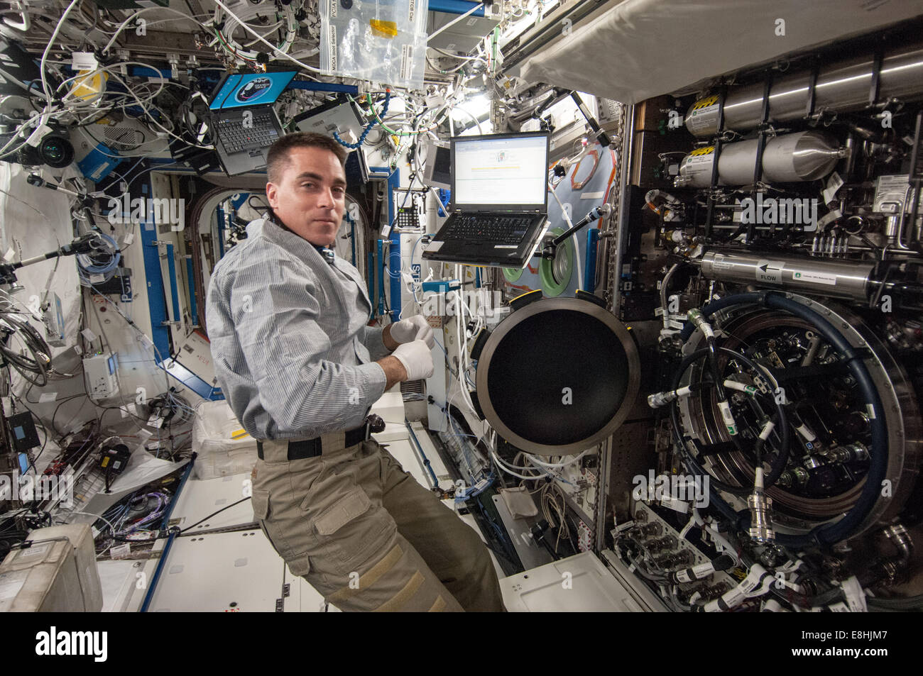 El astronauta de la NASA Chris Cassidy trabajó en los fluidos y facilidad de combustión durante la Expedición 36 a bordo del espacio internacional St Foto de stock