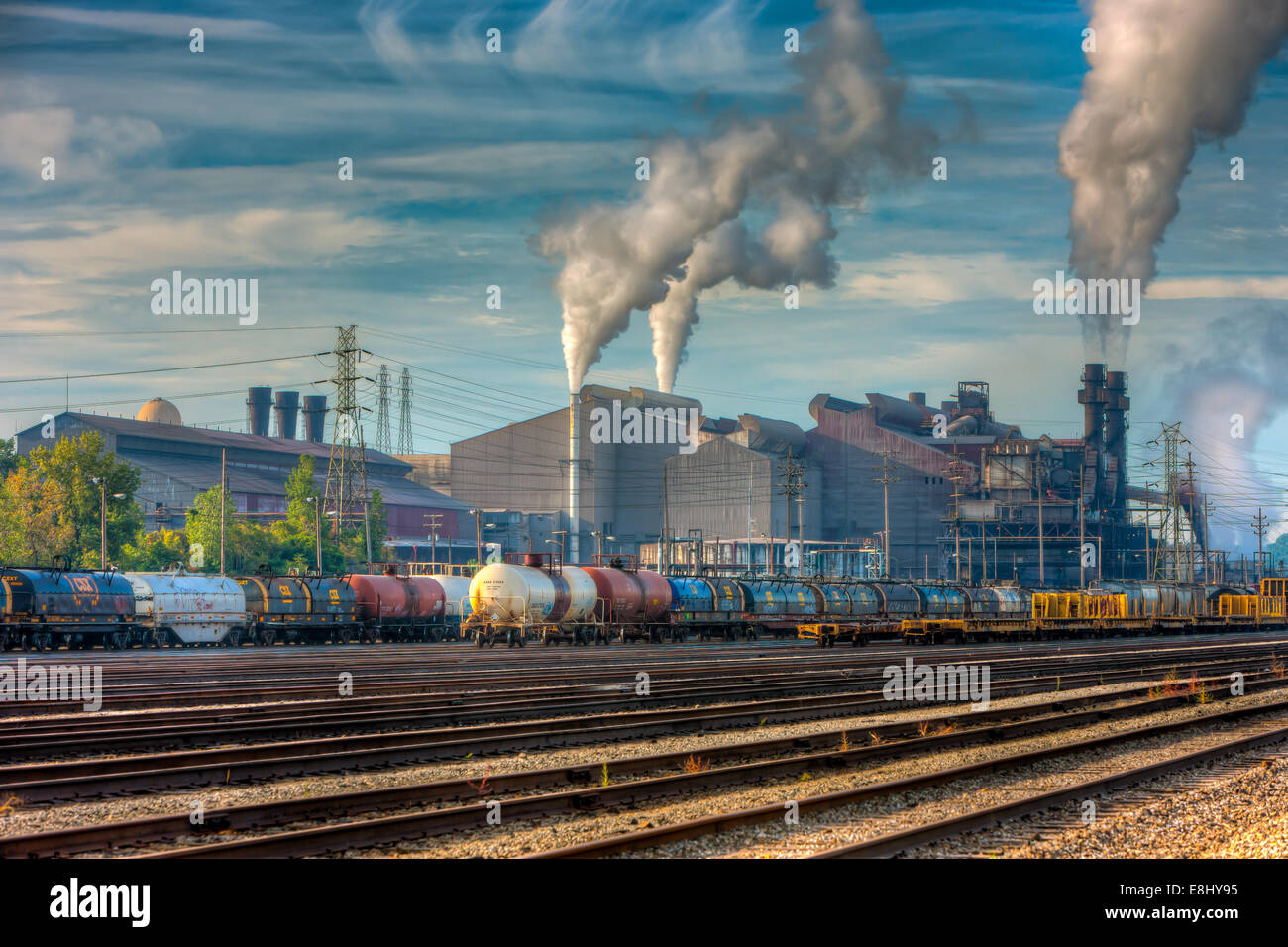 El vapor se eleva desde las chimeneas de la Arcelo Mittal Steel Mill en el Apartamentos área de Cleveland, Ohio. Foto de stock