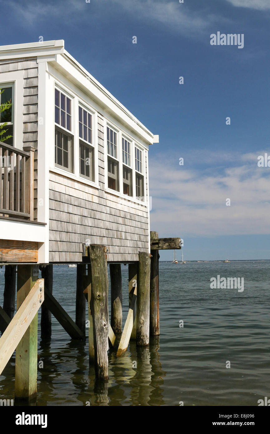 Casa sobre pilotes sobre el agua en Provincetown, Massachusetts Foto de stock