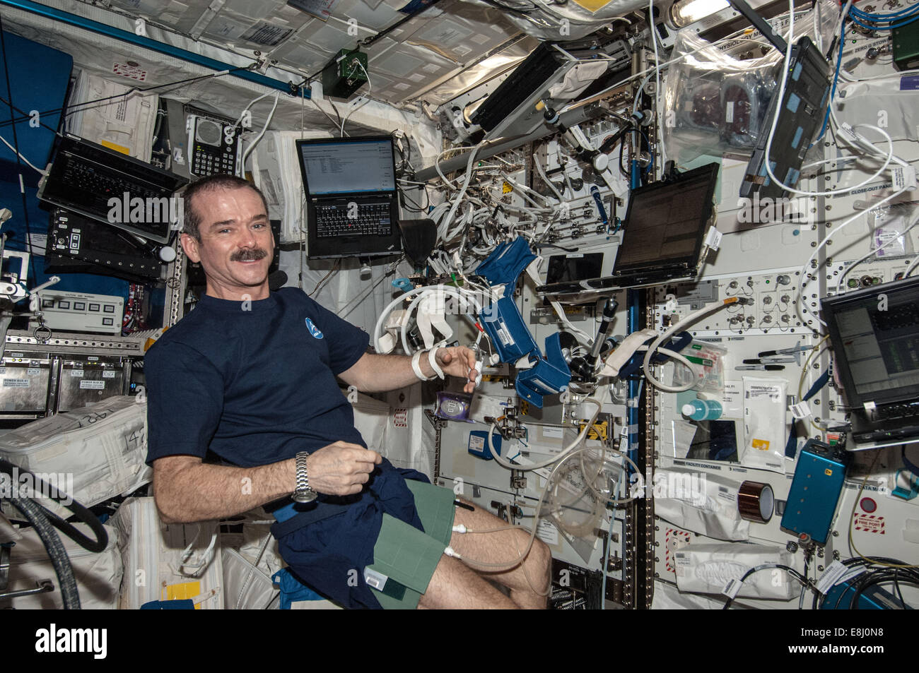 En apoyo de la regulación de la presión arterial (PA) investigación Reg, Comandante Chris Hadfield Expedition 35 completa la configuración o Foto de stock