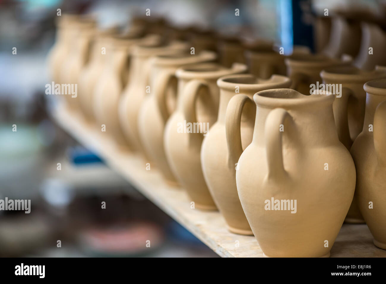 Vajilla de cerámica dispuestos en el estante en alfarería Foto de stock