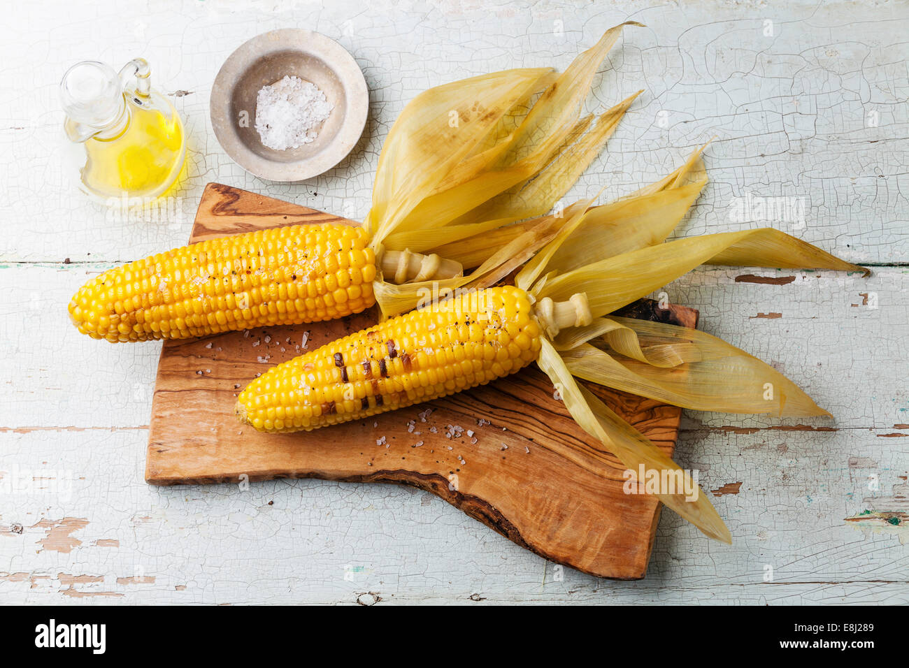 Mazorcas de maíz hervido con sal sobre azul de fondo textural Foto de stock