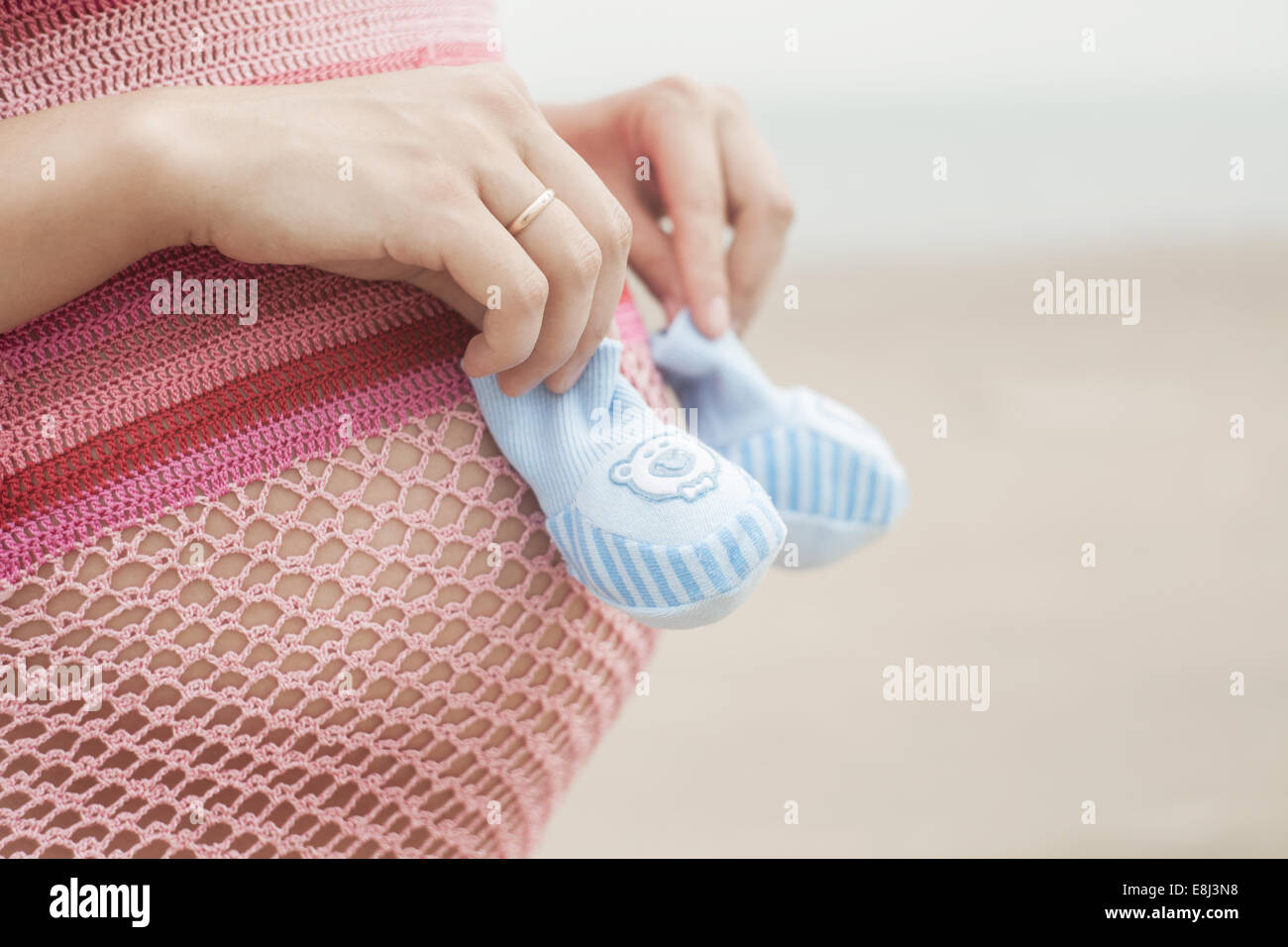 Mujeres en bikini en la playa mujer en bikini en fotografías e imágenes