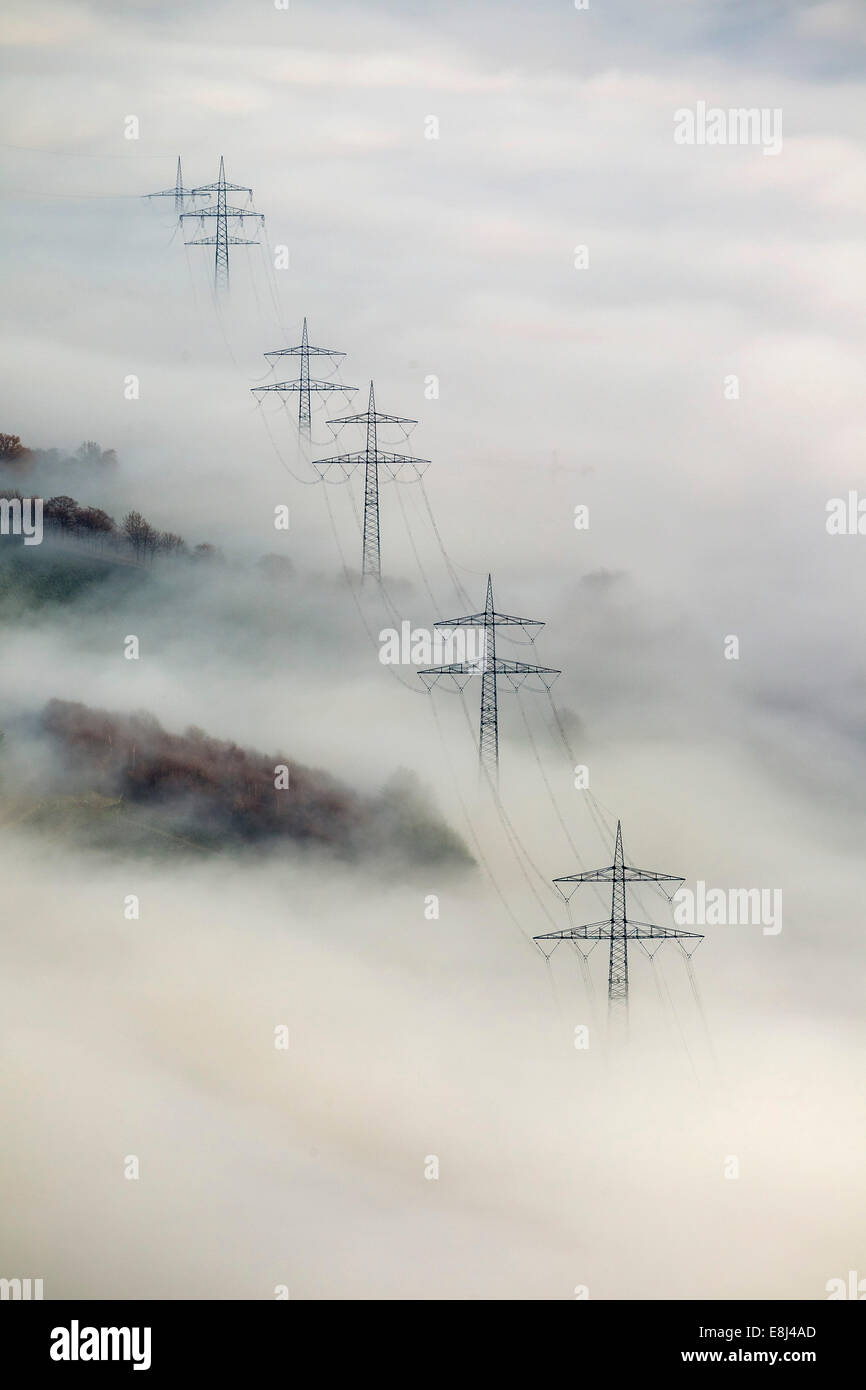 Los Pilones en la niebla, en Bestwig, Sauerland, Renania del Norte-Westfalia, Alemania Foto de stock