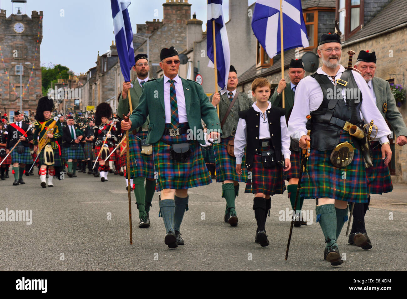 Los dignatarios de la ciudad conduce el desfile de las bandas de gaitas, Dufftown, Moray, Highlands, Scotland, Reino Unido Foto de stock