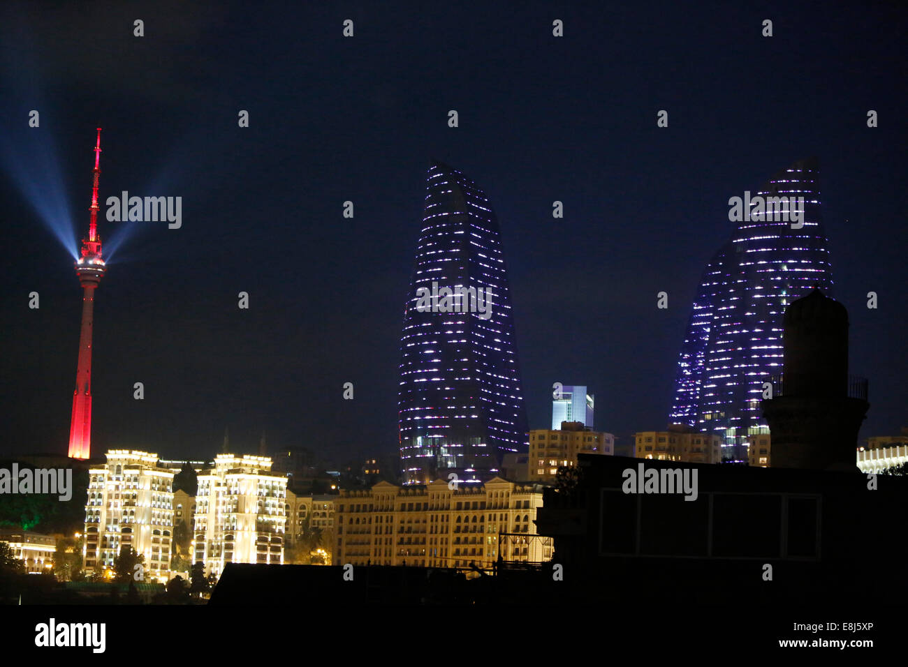 Flame Towers, un complejo residencial con una altura de techo de 190 m (620 pies) en Bakú. Las fachadas de las tres torres se llama girar Foto de stock