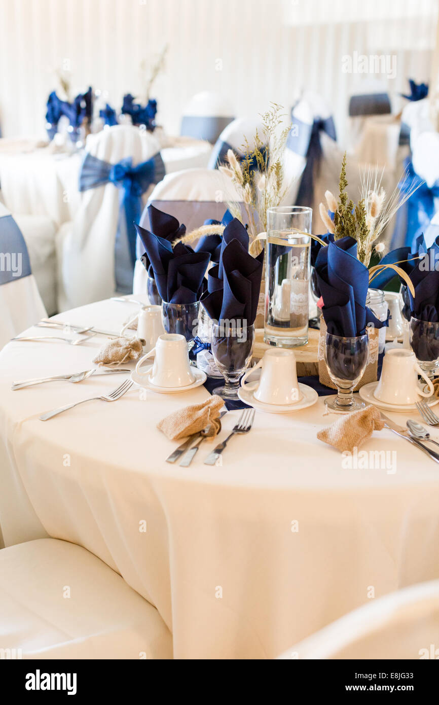 Altoparlante disculpa Desviación Salón de banquetes para bodas decoradas en azul y blanco Fotografía de  stock - Alamy