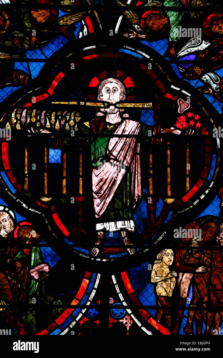 La espada representan la palabra de Dios. Apocalipsis. Ventana de vidrio de color. La Catedral de Bourges. Siglo 13. Foto de stock