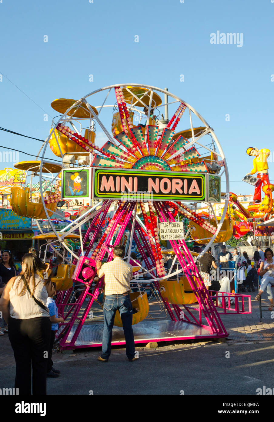 Mini Noria niños en feria anual. Parque de atracciones. España Fotografía  de stock - Alamy