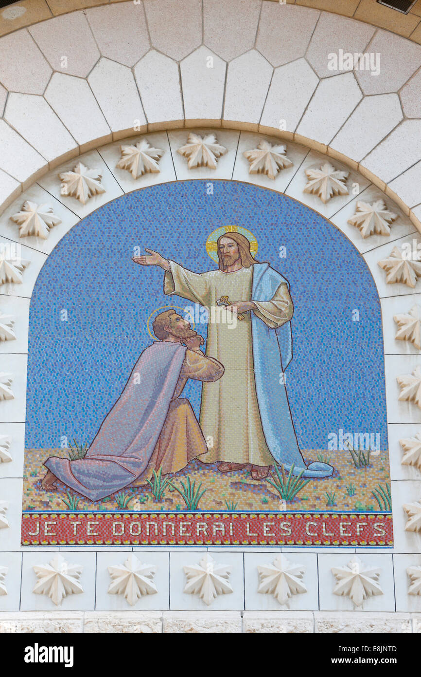 Cristo entregar las llaves a San Pedro. Iglesia de San Pedro en Gallicantu. Foto de stock