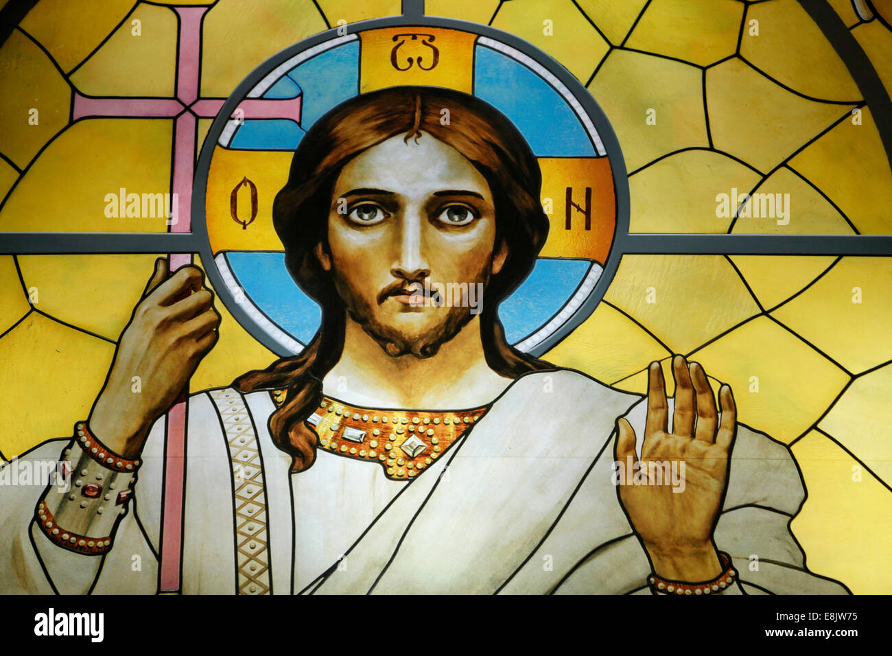 San Pedro y San Pablo Catedral. Vidriera de Jesús. Foto de stock