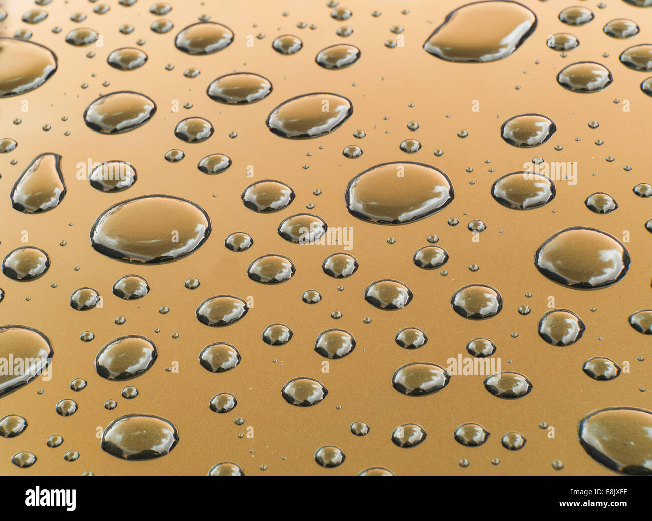 Gotas de agua en el techo de un coche después de una lluvia. Foto de stock